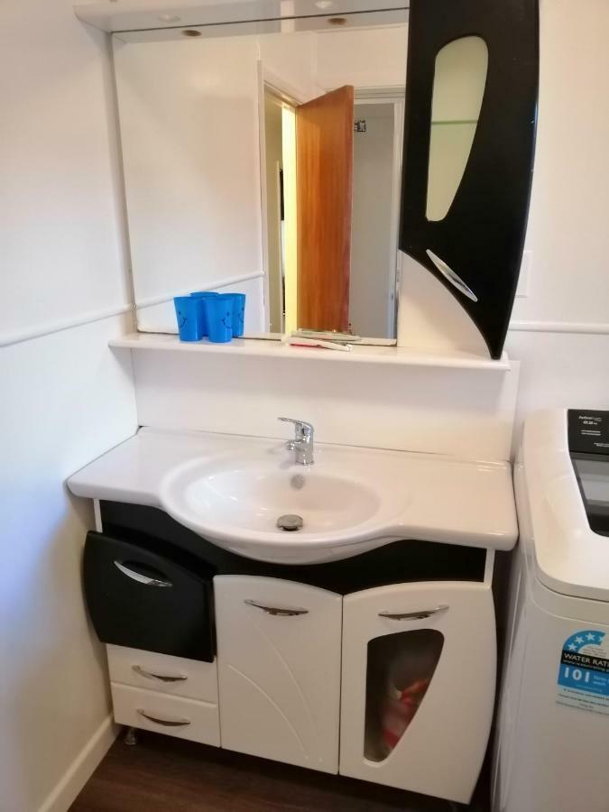 Homestay Family Room, Near The City Center Christchurch Bagian luar foto